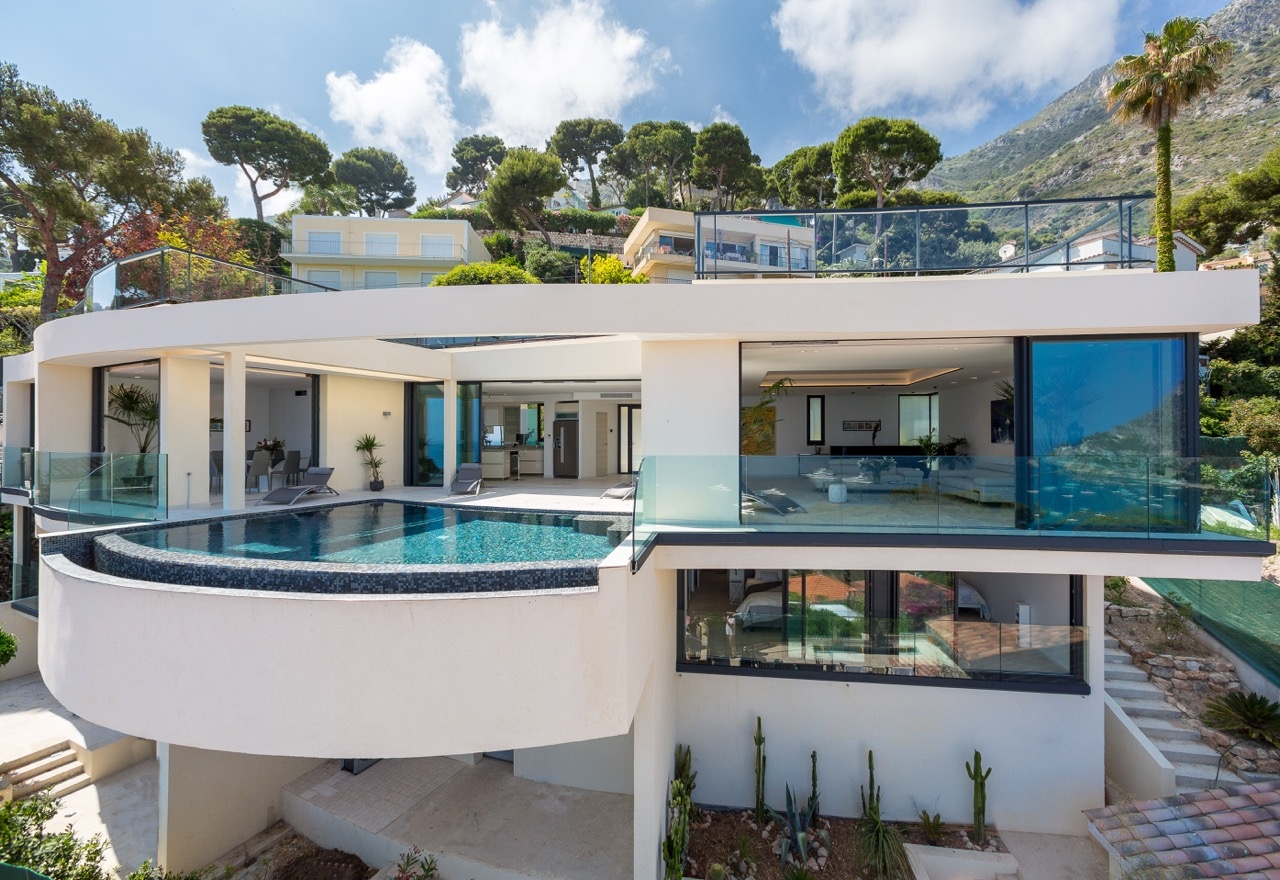 Blog-Pools-Villa-Eze-Big-Blue.jpg